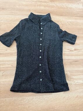 Lady’s Black Short-Sleeve Collared Button-Up Top